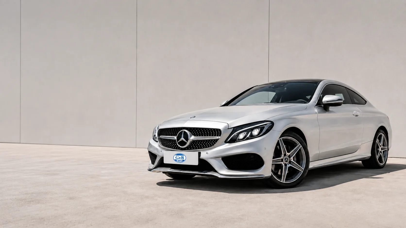 Mercedes-Benz coupé plateado de G y B Automotores